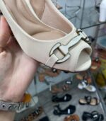 Sapato Peep Toe Beira Rio Salto Médio Fivela Metal – Branco Off - Imagem 5