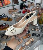 Sapato Peep Toe Beira Rio Salto Médio Fivela Metal – Branco Off - Imagem 4