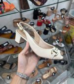 Sapato Peep Toe Beira Rio Salto Médio Fivela Metal – Branco Off - Imagem 3