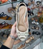 Sapato Peep Toe Beira Rio Salto Médio Fivela Metal – Branco Off - Imagem 2